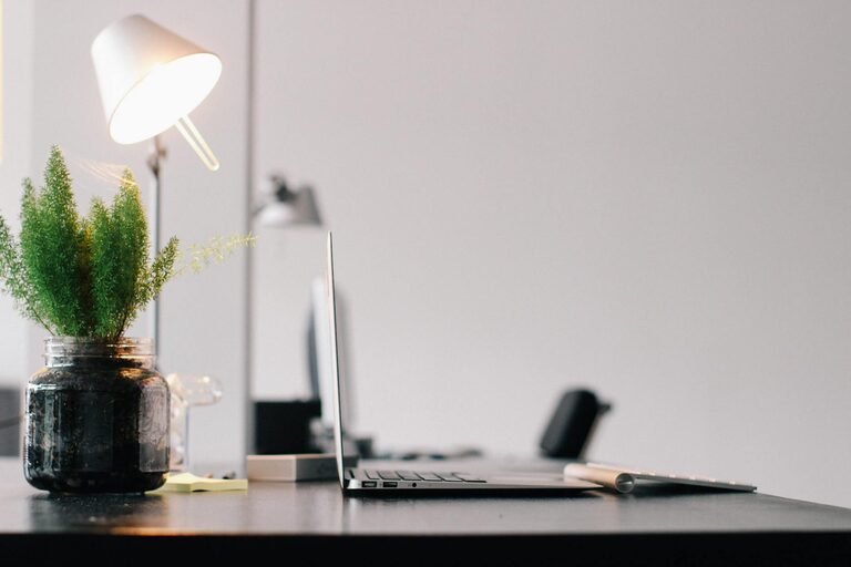 Conseils pratiques pour organiser efficacement son espace de travail à la maison
